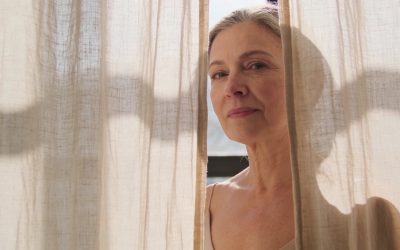 seedream-4.5_Minimal_studio_photograph_of_a_woman_40-50_standing_behind_a_sheer_linen_curtain-0